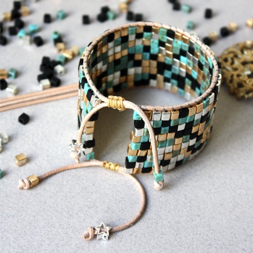 Photo d'un bracelet en perles Miyuki Square Beads avec macramé coulissant