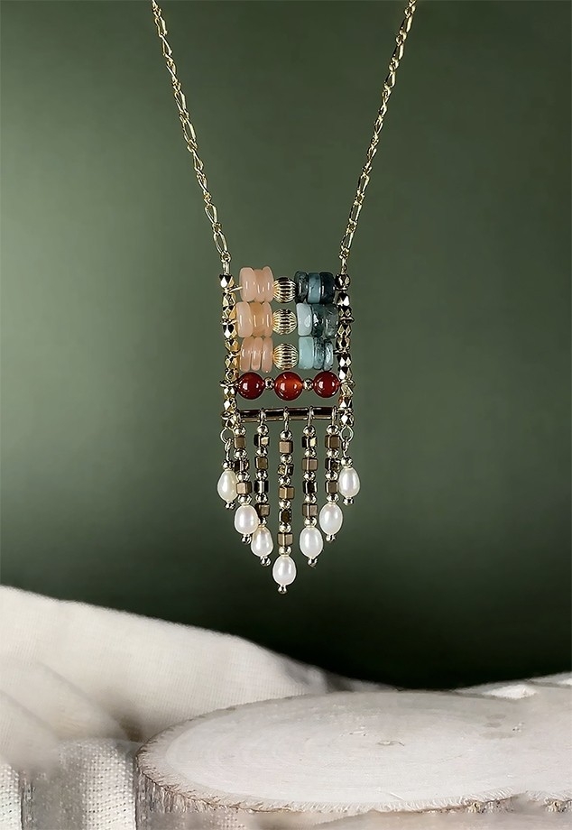 Photo d'un collier en perles Miyuki, pierres naturelles et apprêts gold filled